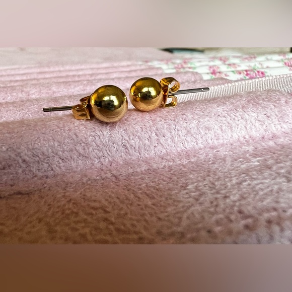 Dainty little glove earrings - Picture 3 of 4